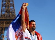 蜂鸟电竞-德约科维奇在IG比赛中夺冠，出色防守引发热议！观众掌声雷动(德约科维奇第七次夺冠)